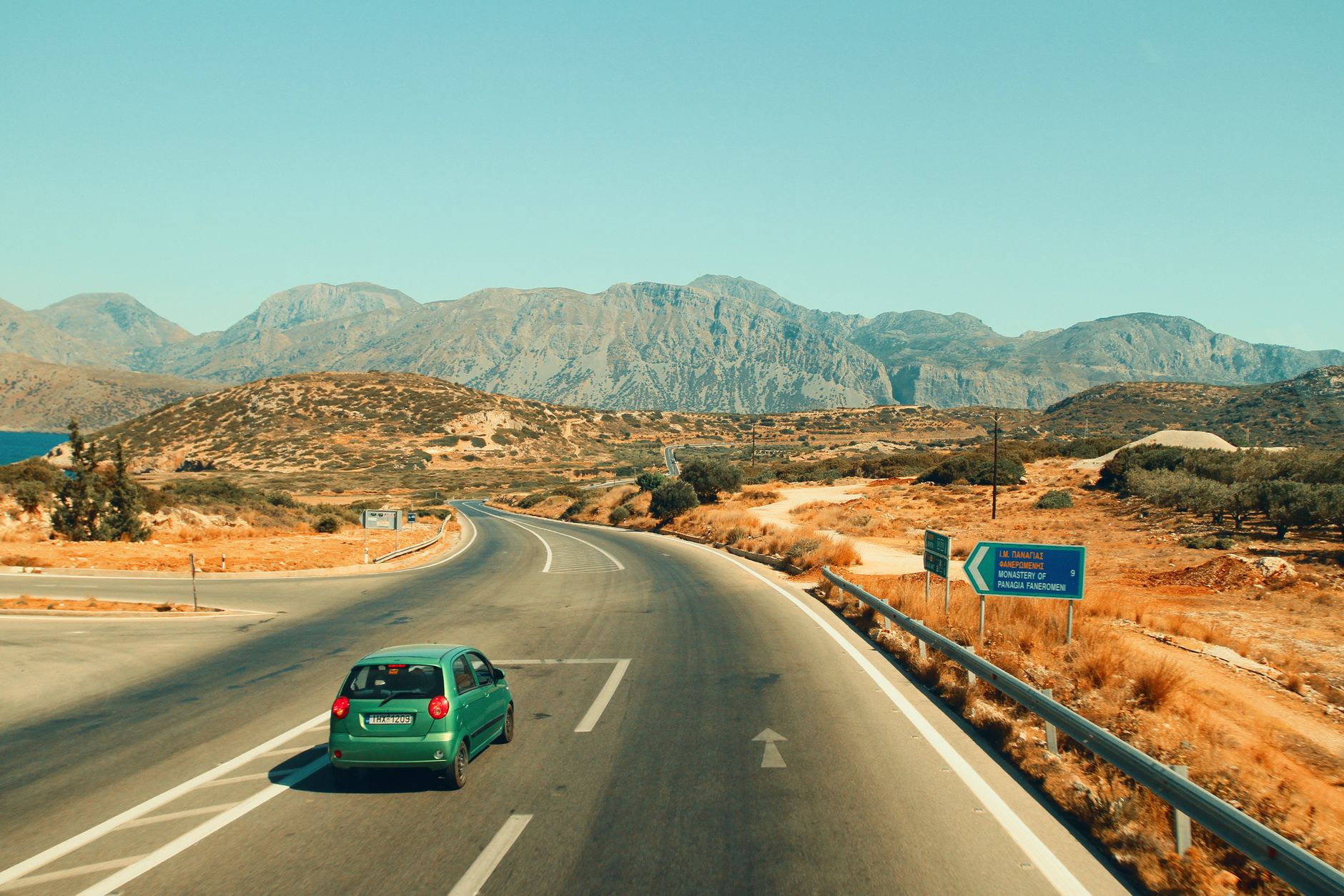 Roadtrip met de auto door een berglandschap in Europa