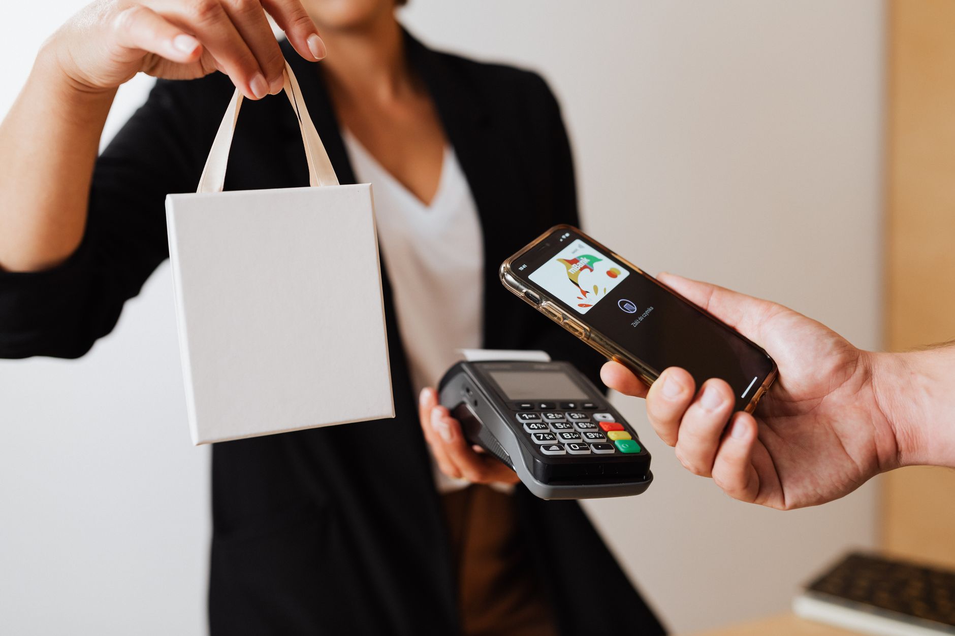Contactloos betalen met een telefoon-wallet bij een terminal