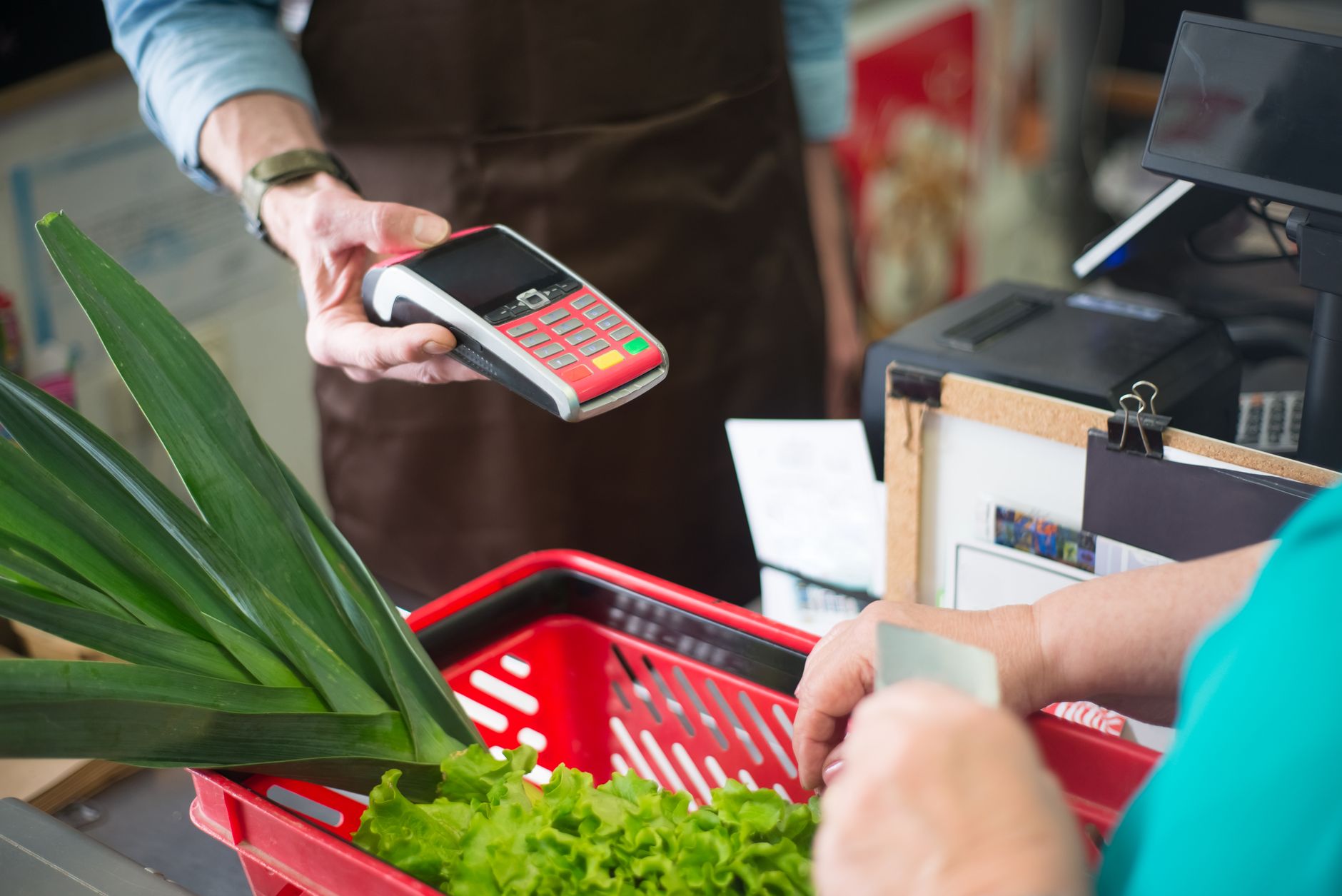 Contactloos betalen met een debitcard bij de kassa van een supermarkt