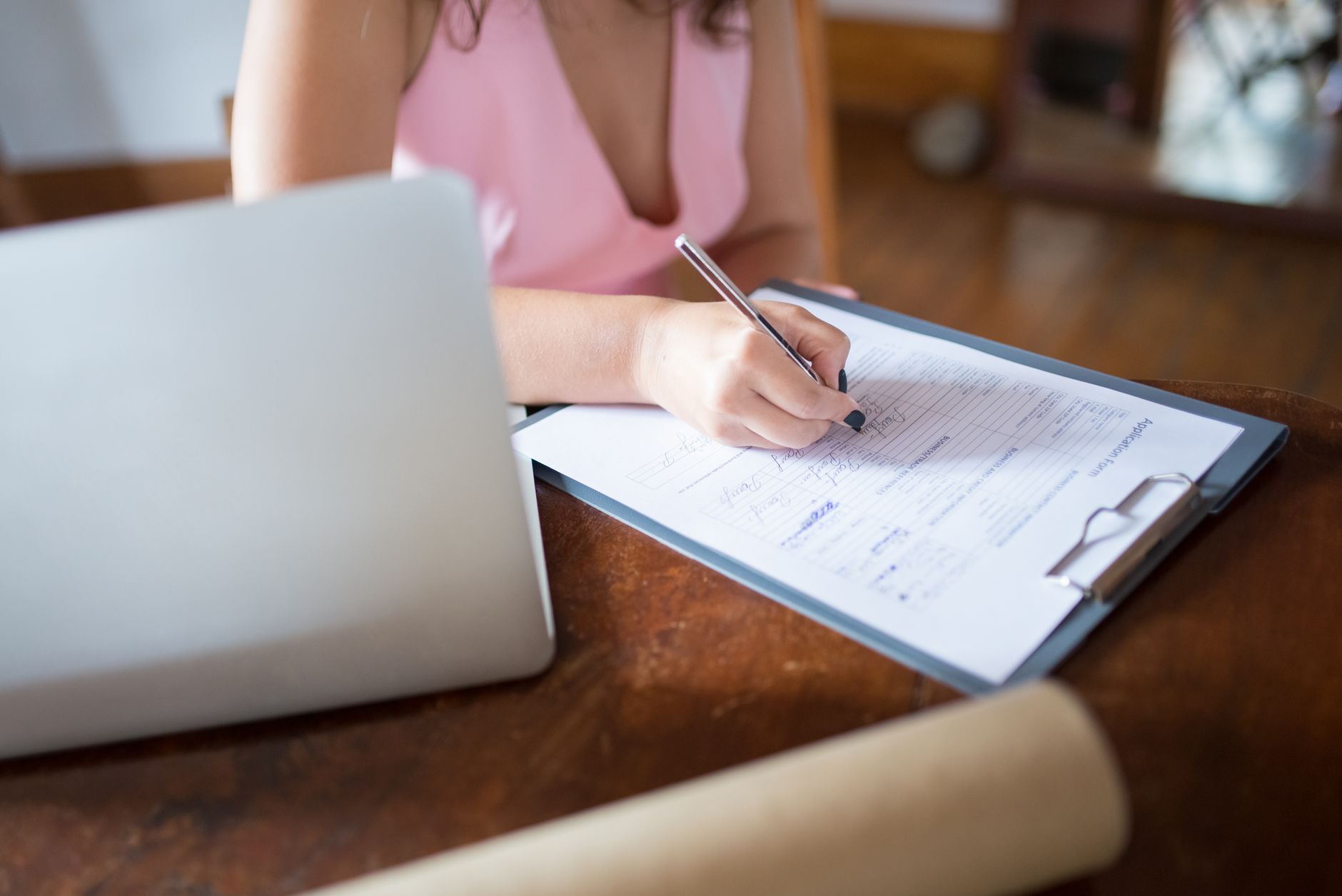 Online een creditcard aanvragen achter een laptop