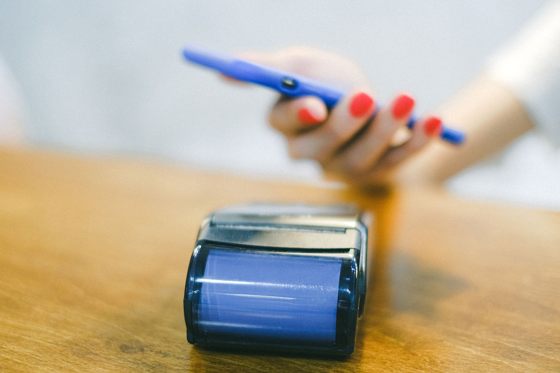 Snel contactloos betalen met een telefoon bij een betaalterminal